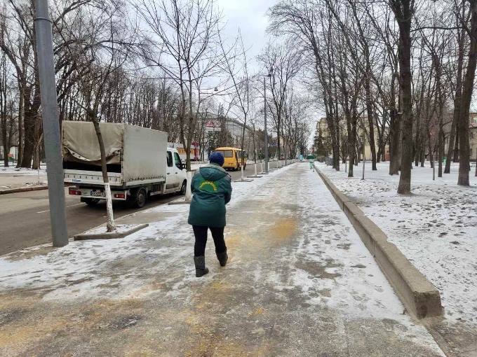 У Харкові комунальники прибирають сніг та лід з вулиць міста